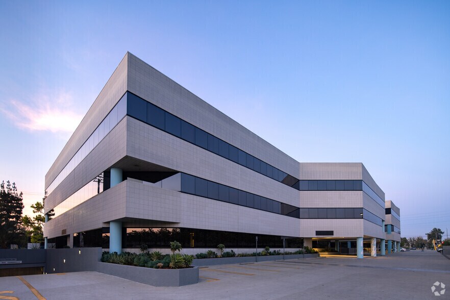 More Photos Of 6345 Balboa Blvd, Encino Unknown For Lease