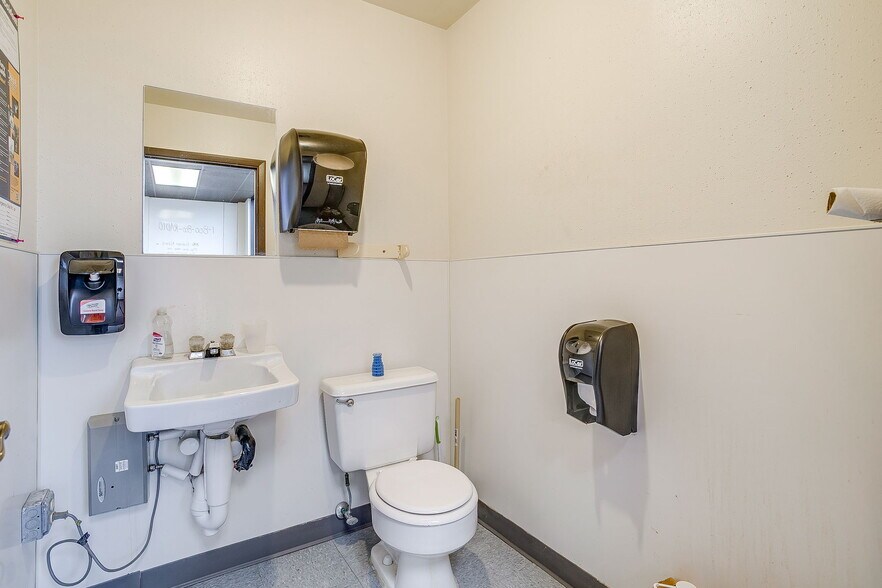 More Photos Of 5801 Curzon Ave, Fort Worth General Retail For Lease