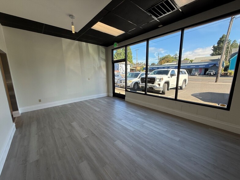More Photos Of 3004-3016 NE Broadway St, Portland Unknown For Lease