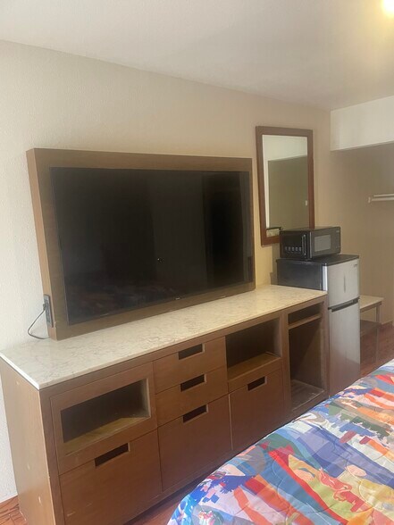 More Photos Of 405 W Jackson St, El Campo Hotel For Sale