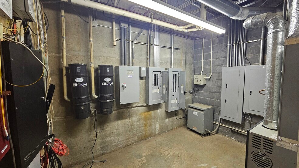 More Photos Of 6460 Atlanta Hwy, Alpharetta Veterinarian Kennel For Lease