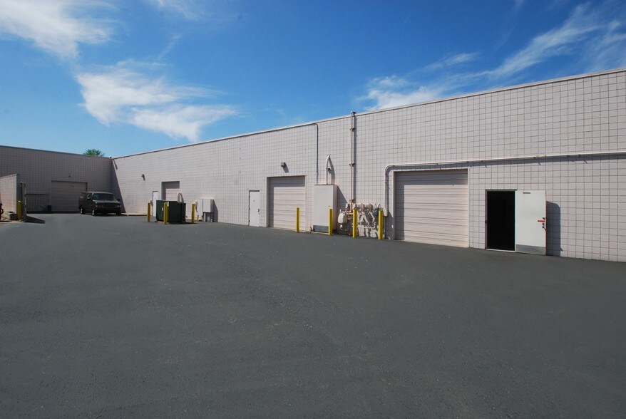 More Photos Of 39205 Country Club Dr, Farmington Hills Research And Development For Lease