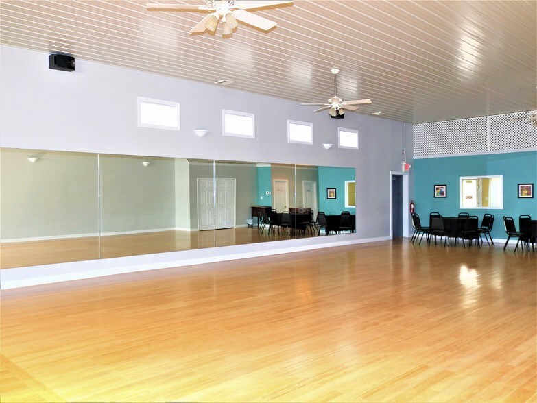 More Photos Of 1523 Parkway Ave, Ewing Showroom For Lease