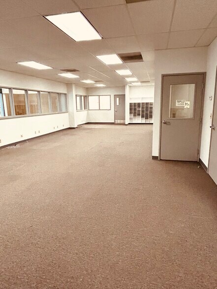 More Photos Of 739 NE Broadway St, Portland Showroom For Sale