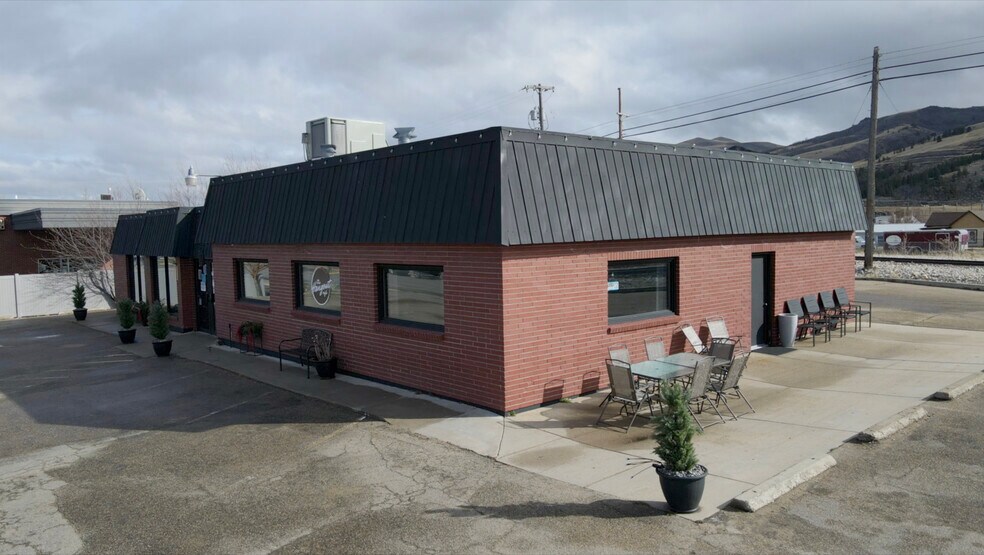 More Photos Of 1111 E Park Ave, Anaconda Restaurant For Sale