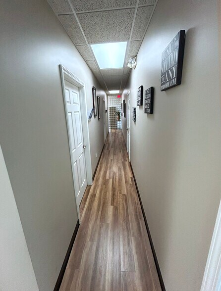 More Photos Of 1721 McIntosh Dr, Bowling Green Office For Sale