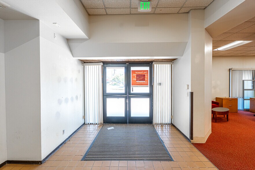 More Photos Of 2495 Lakeshore Dr, Lake Elsinore Bank For Sale