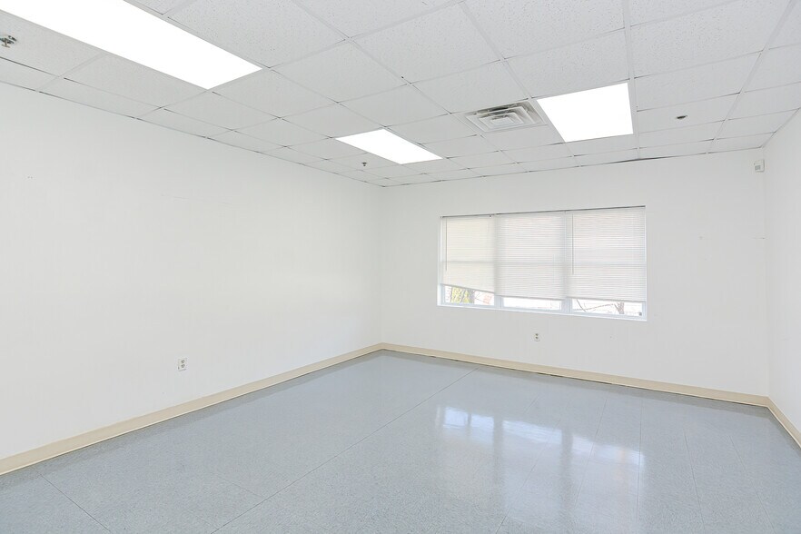 More Photos Of 162 N Main St, Sharon Schools For Lease