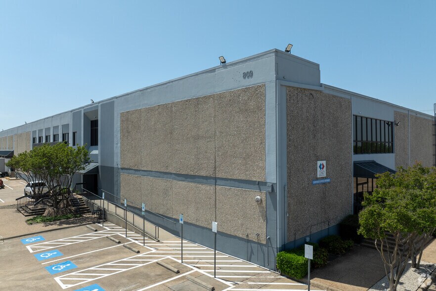 Primary Photo Of 807-809 110th St, Arlington Distribution For Lease