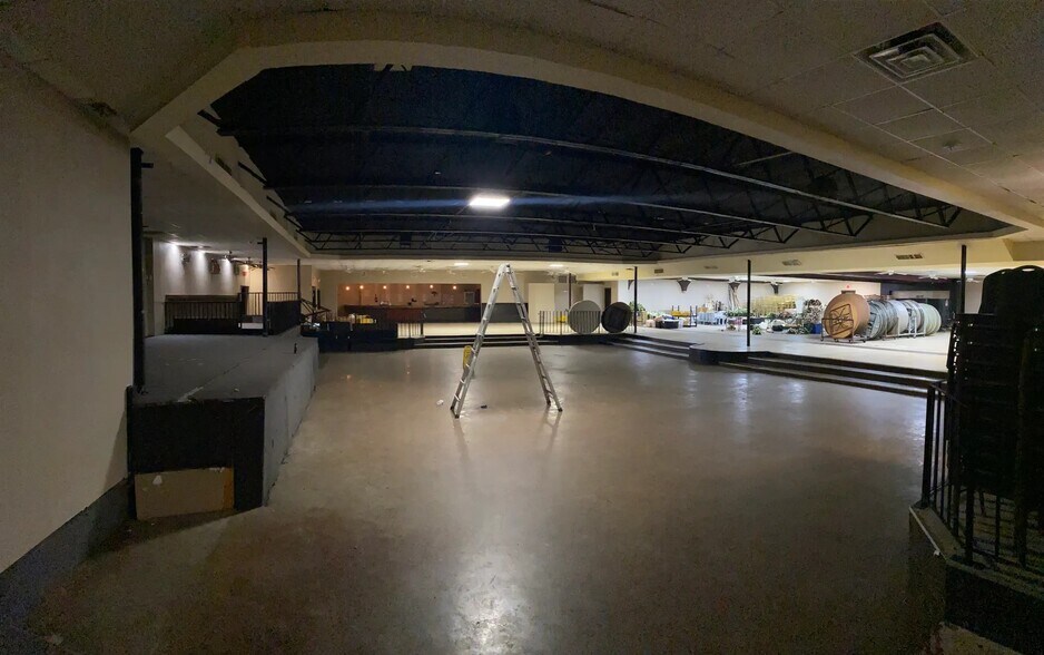 More Photos Of 4004 FM 974, Bryan Showroom For Lease