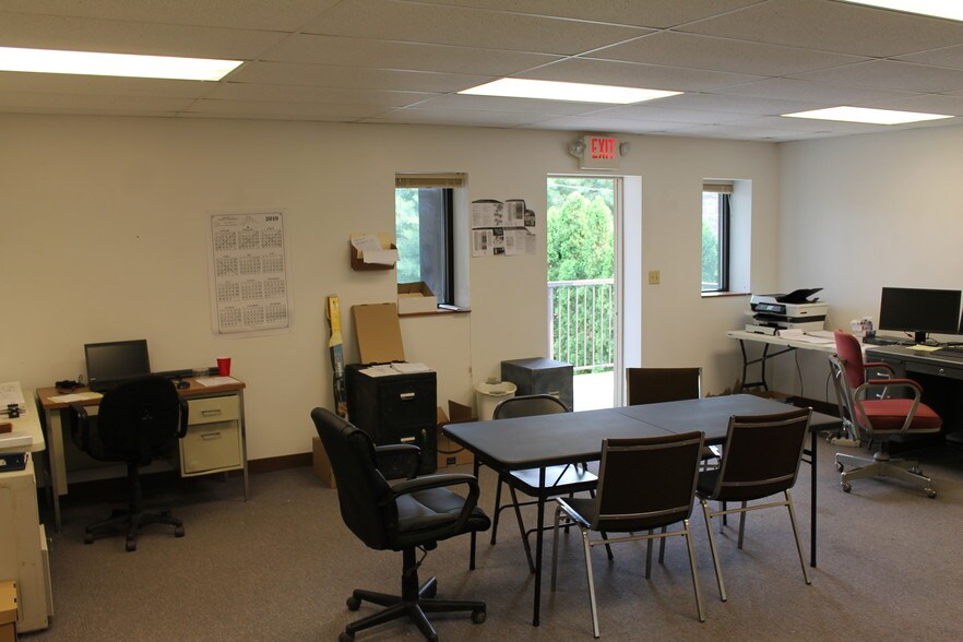 More Photos Of 3143 Main St, West Middlesex Storefront Retail Office For Lease