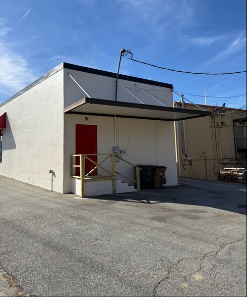 More Photos Of 1400 Sunset Dr, Greensboro Freestanding For Lease