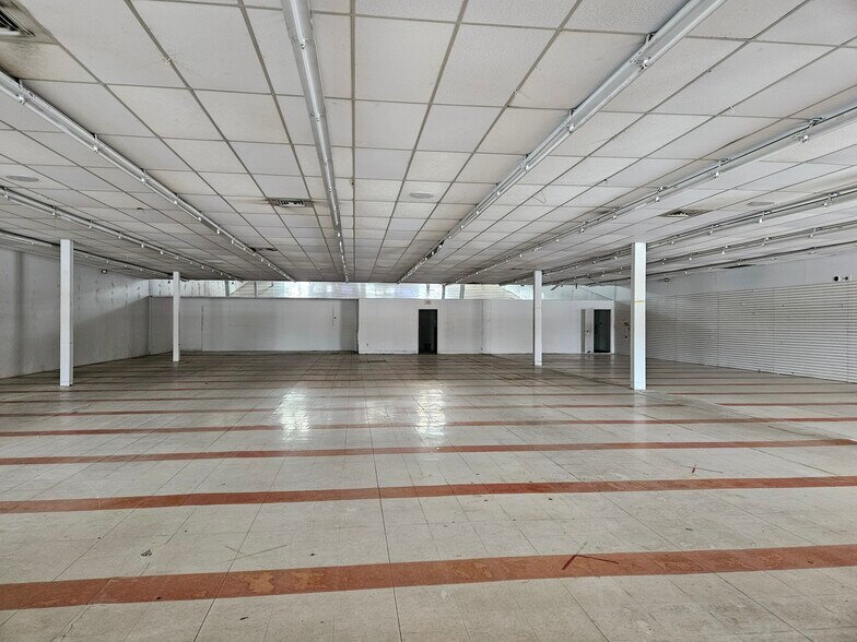 More Photos Of 3405-3419 E Genesee Ave, Saginaw Unknown For Lease