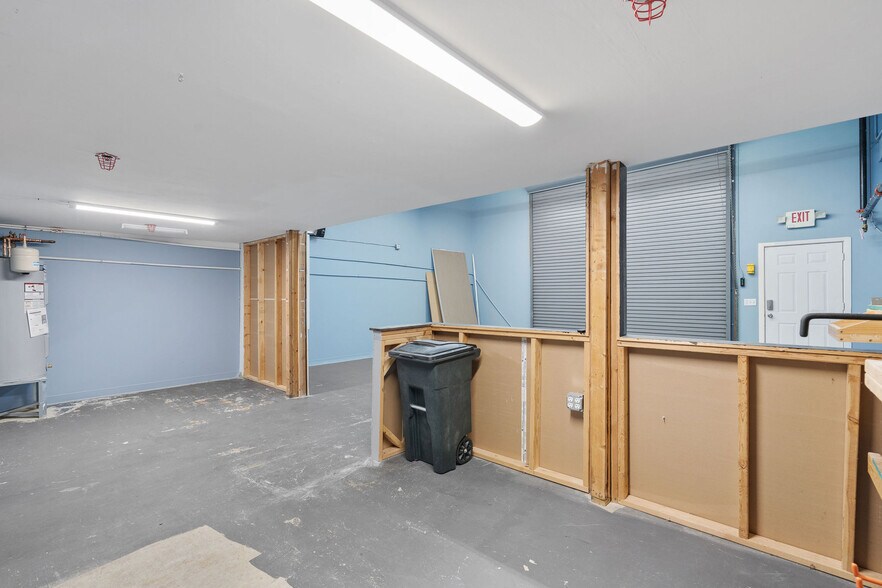 More Photos Of 4922 Port Royal Rd, Spring Hill Showroom For Lease