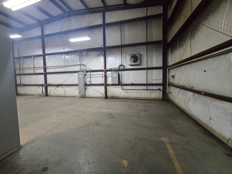 More Photos Of 14 Park Dr, Franklin Warehouse For Lease