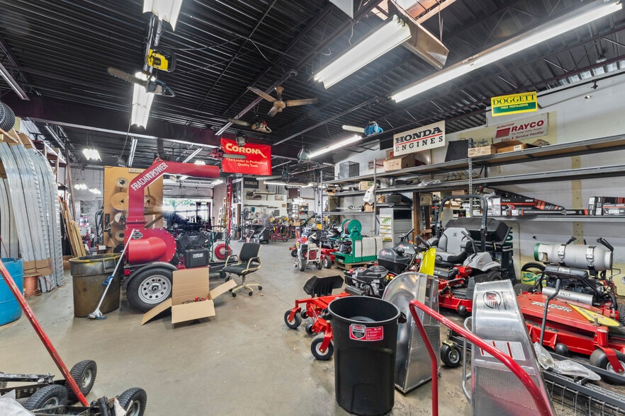 More Photos Of 15 Virgil St, Stamford Freestanding For Sale