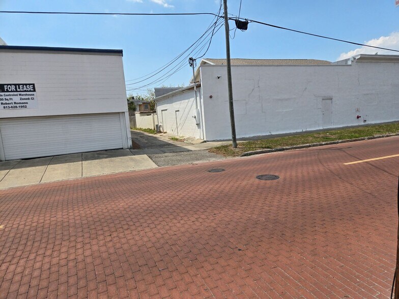 More Photos Of 2902 W Chestnut St, Tampa Industrial For Lease