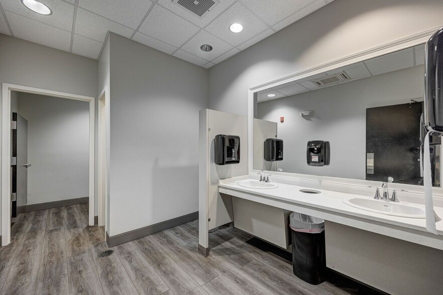 More Photos Of 6740 Rock Spring Rd, Wilmington Office For Lease
