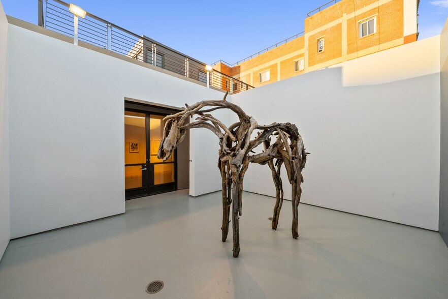 More Photos Of 45 N Venice Blvd, Venice Loft Creative Space For Sale