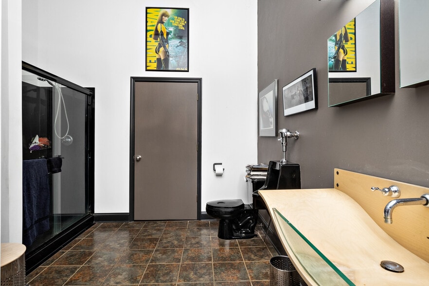 More Photos Of 2007-2009 Locust St, Saint Louis Storefront Retail Residential For Lease