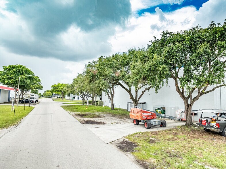 More Photos Of 4915 NW 159th St, Miami Lakes Warehouse For Lease