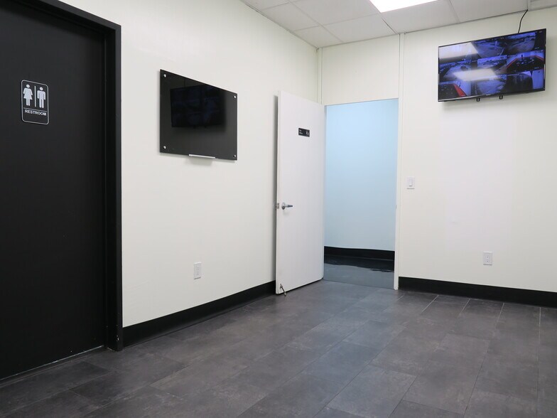 More Photos Of 5830 Star Ln, Houston Light Distribution For Lease
