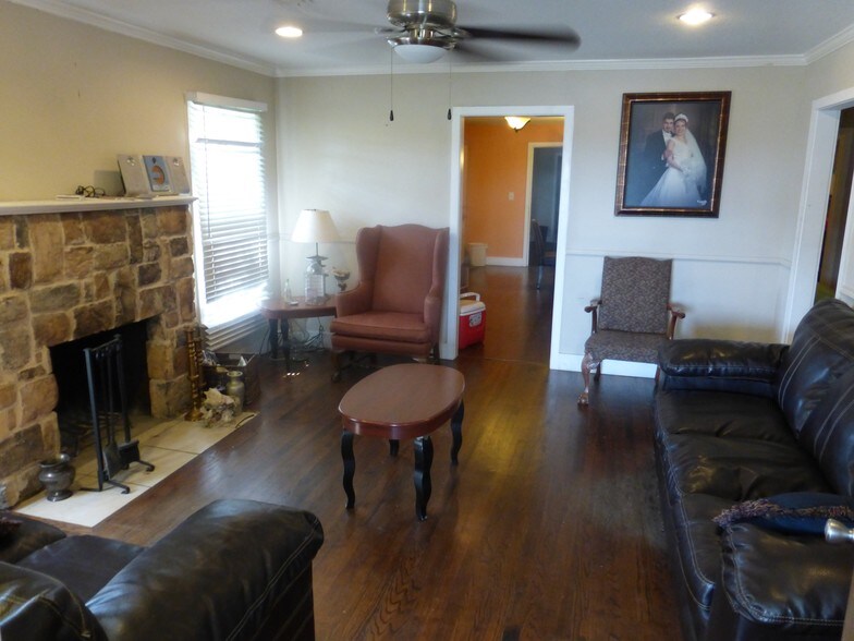 More Photos Of 2513 E Union Bower Rd, Irving Warehouse For Lease