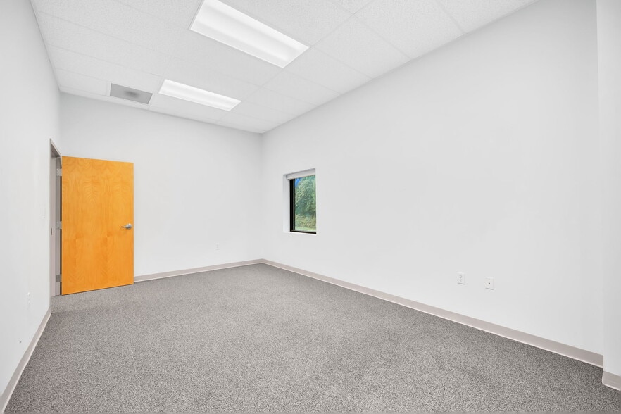 More Photos Of 1909 Pinnacle Pointe Way, Knoxville Office For Lease