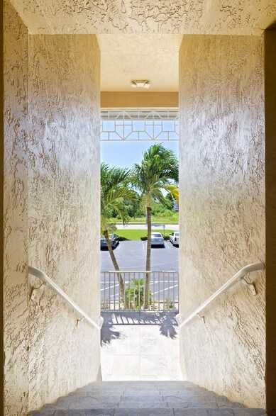 More Photos Of 16521 San Carlos Blvd, Fort Myers Office For Lease