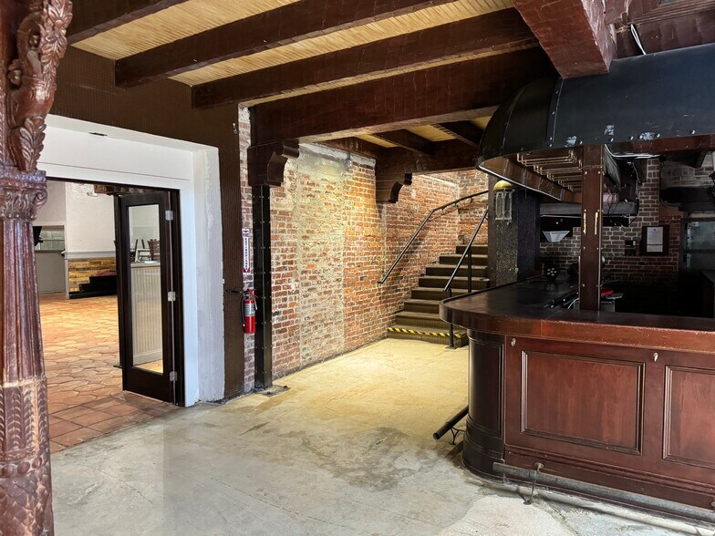 More Photos Of 1525 4th St, Sarasota Restaurant For Lease