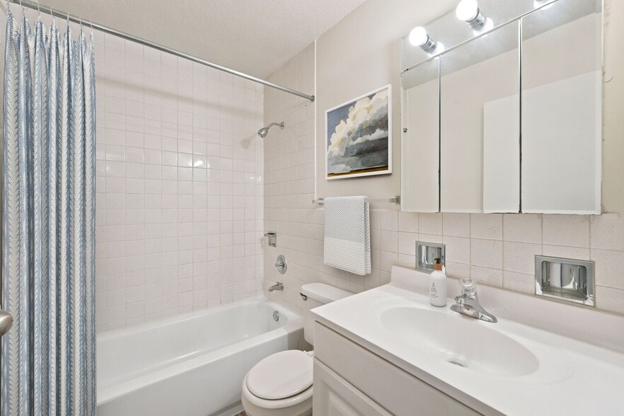 More Photos Of 5441 N East River Rd, Chicago Apartments For Lease