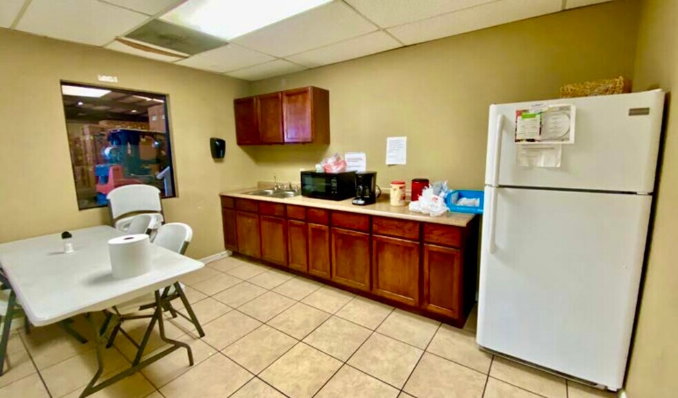 More Photos Of 705 Enterprise St, Laredo Distribution For Sale