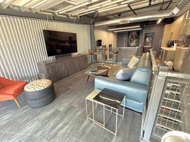 More Photos Of 48 Pit Ln, Pontiac Parking Garage For Sale