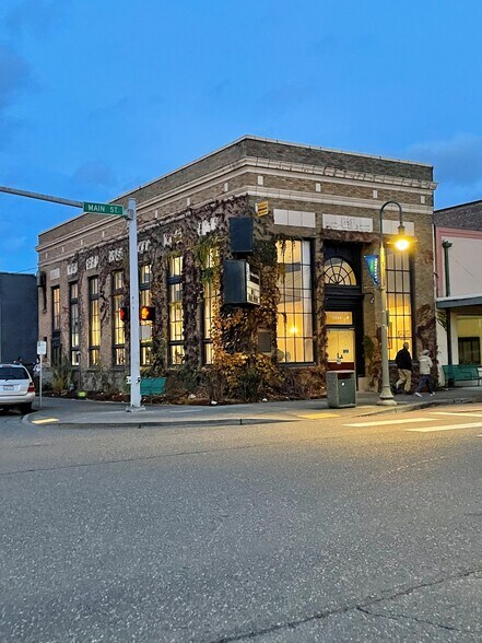 Primary Photo Of 2046 Main St, Ferndale Bank For Lease