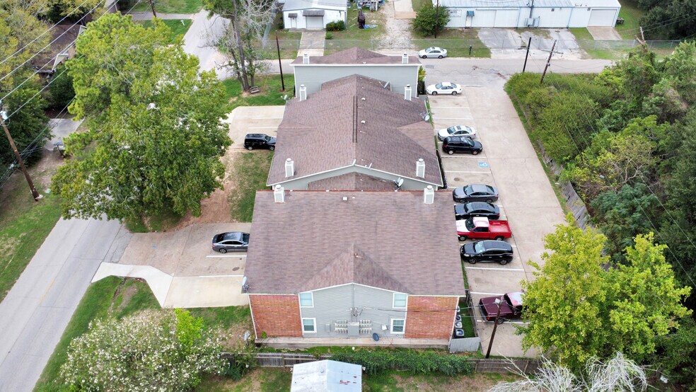 More Photos Of 214 Longstreet Rd, Willis Apartments For Sale