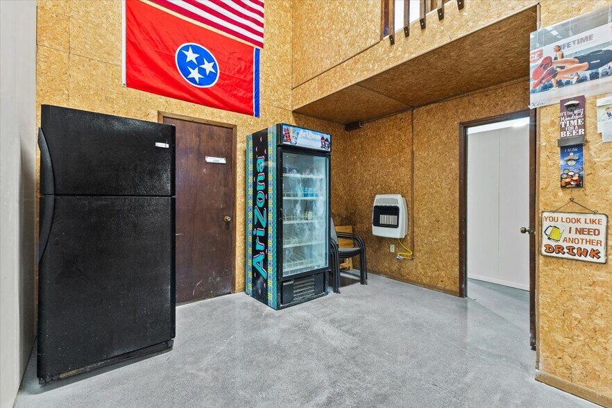 More Photos Of 309 E Springbrook Dr, Johnson City Flex For Lease