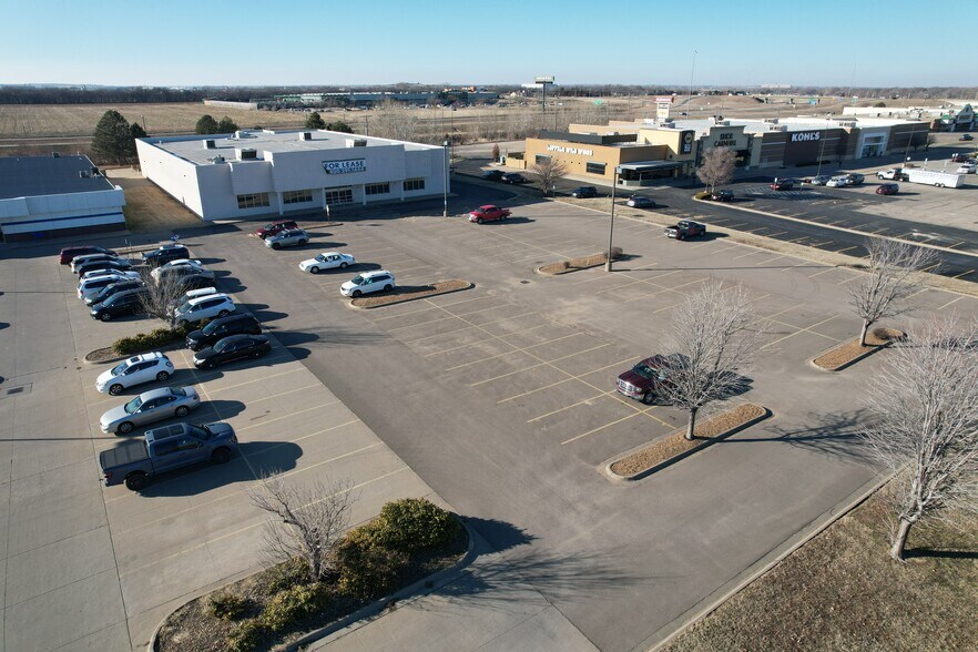 More Photos Of 2620 Planet Ave, Salina Freestanding For Lease