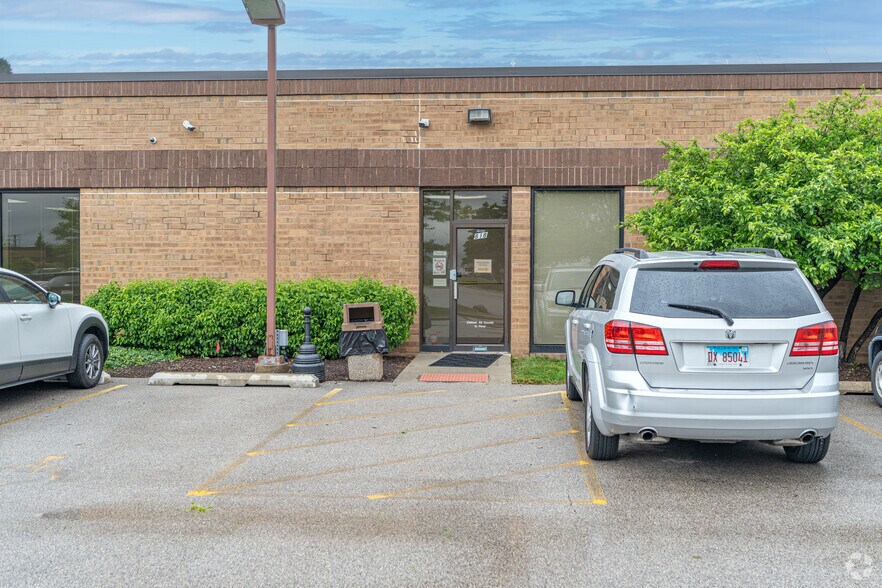 More Photos Of 800-820 W South Thorndale Ave, Bensenville Flex For Lease