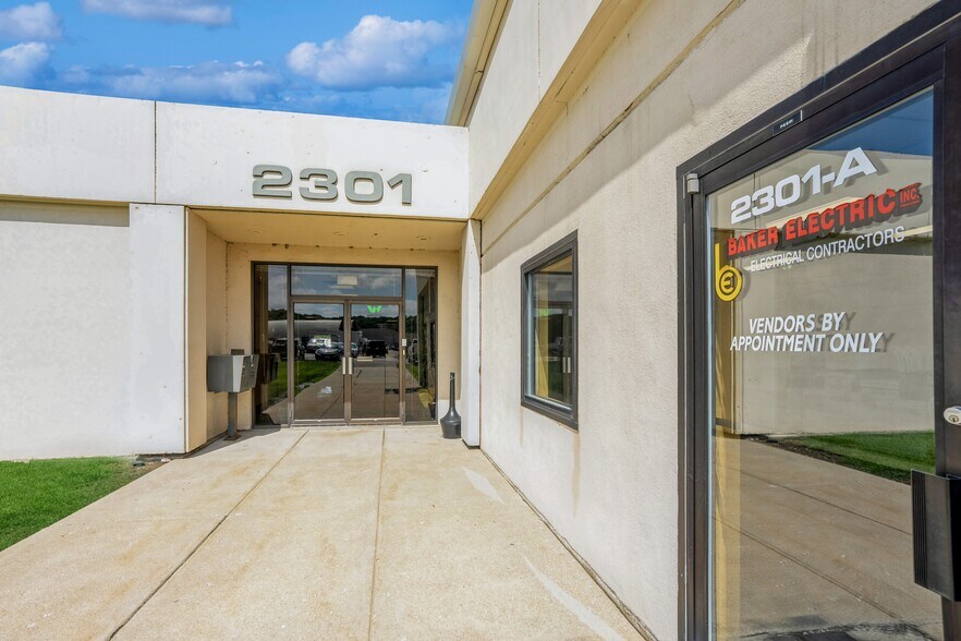 More Photos Of 2301 Fleur Dr, Des Moines Warehouse For Lease