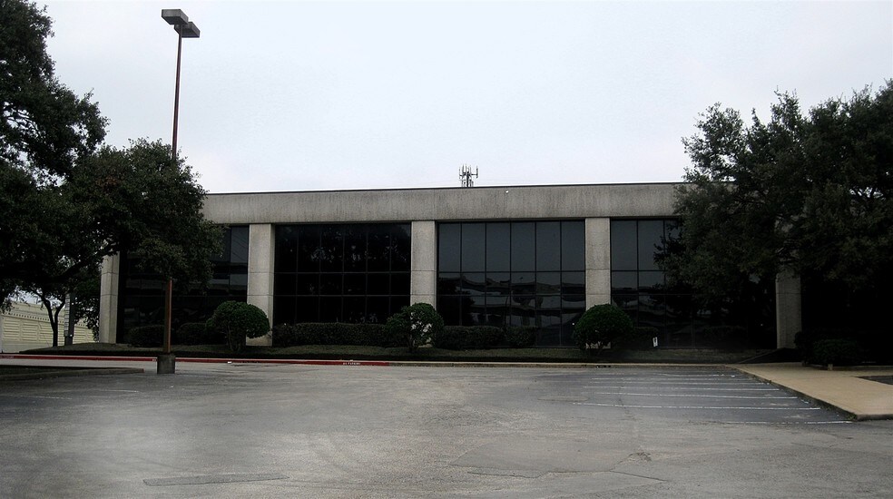 More Photos Of 1080 W Sam Houston Pky N, Houston Office For Lease