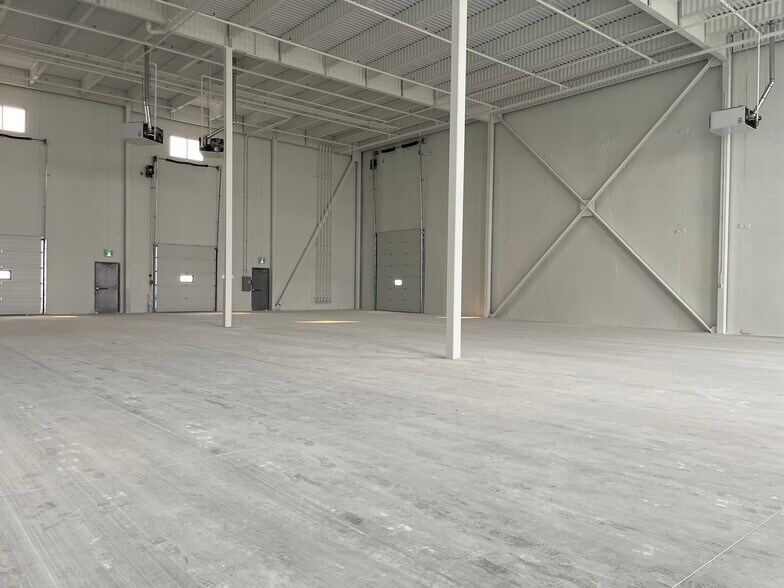 More Photos Of 20 Newkirk Ct, Brampton Distribution For Sale