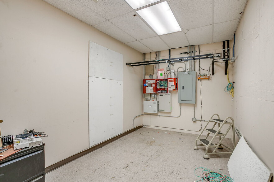 More Photos Of 4929 Northeast Pky, Fort Worth Distribution For Lease