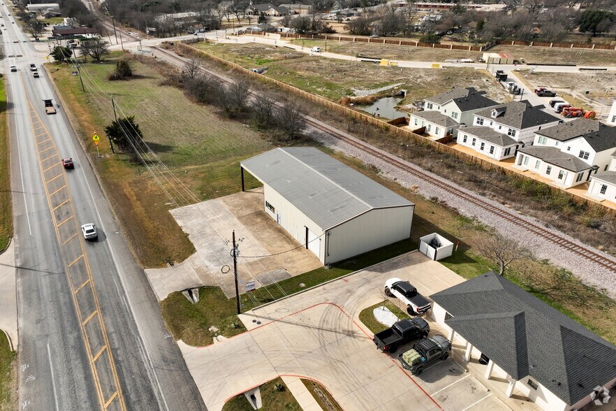 More Photos Of 307 TX-342, Red Oak Showroom For Sale