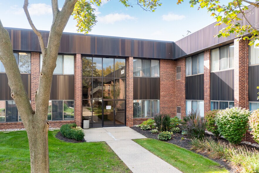 More Photos Of 667-675 E Big Beaver Rd, Troy Office For Lease