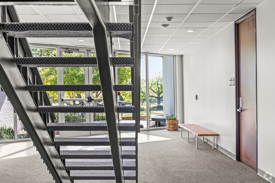 More Photos Of 4225 Wingren Dr, Irving Unknown For Lease