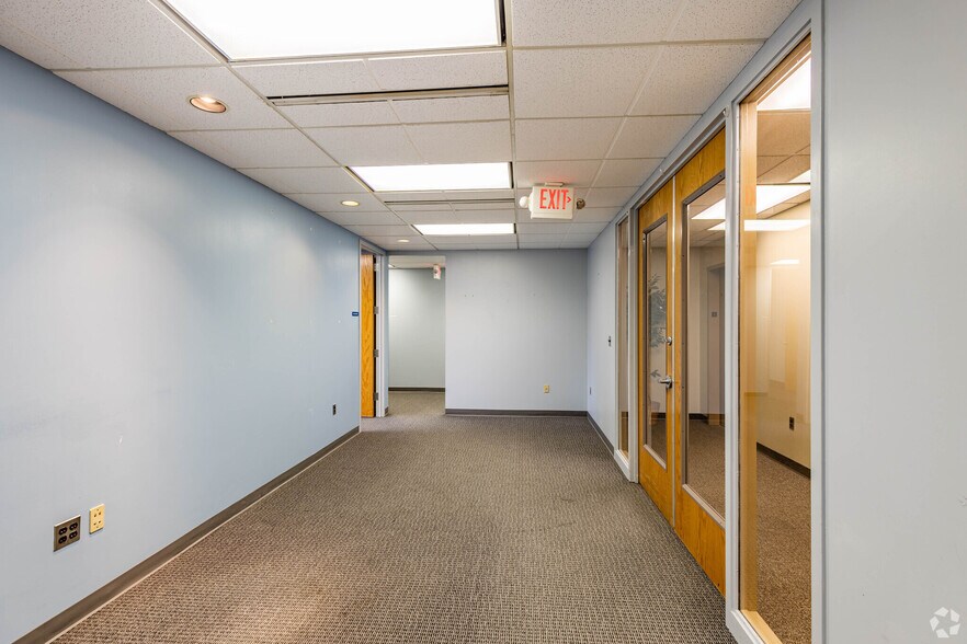 More Photos Of 1000 Cliff Mine Rd, Pittsburgh Office For Lease