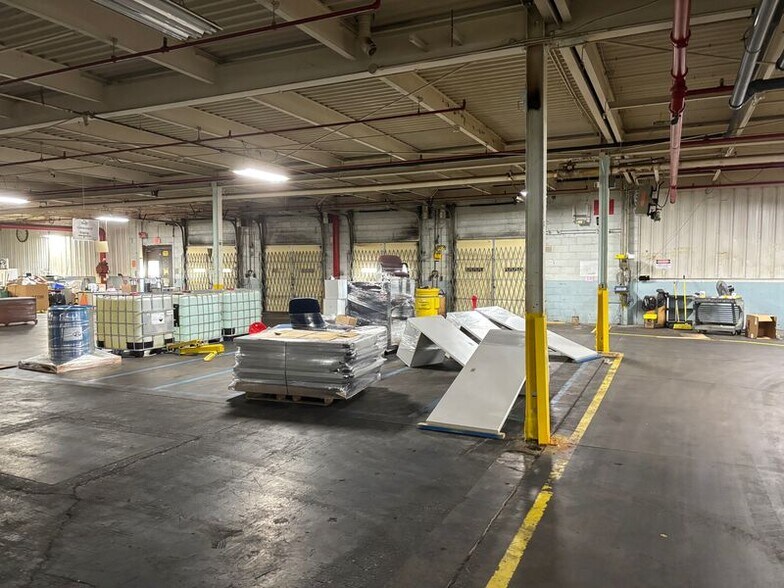 More Photos Of 1255 Oak St, Elkhart Manufacturing For Sale