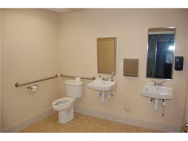 More Photos Of 1011-1039 NW 31st Ave, Pompano Beach Manufacturing For Lease