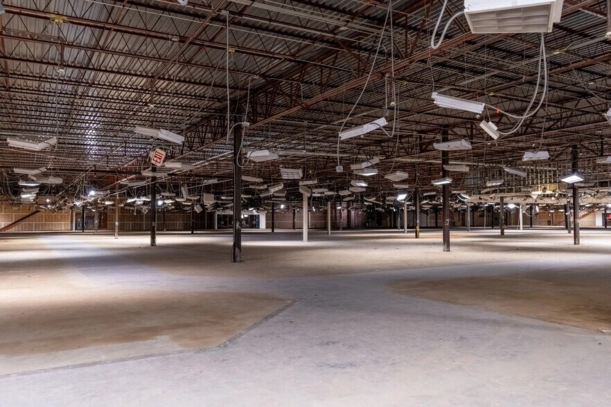 More Photos Of 2000 S Expressway 83, Harlingen Department Store For Lease