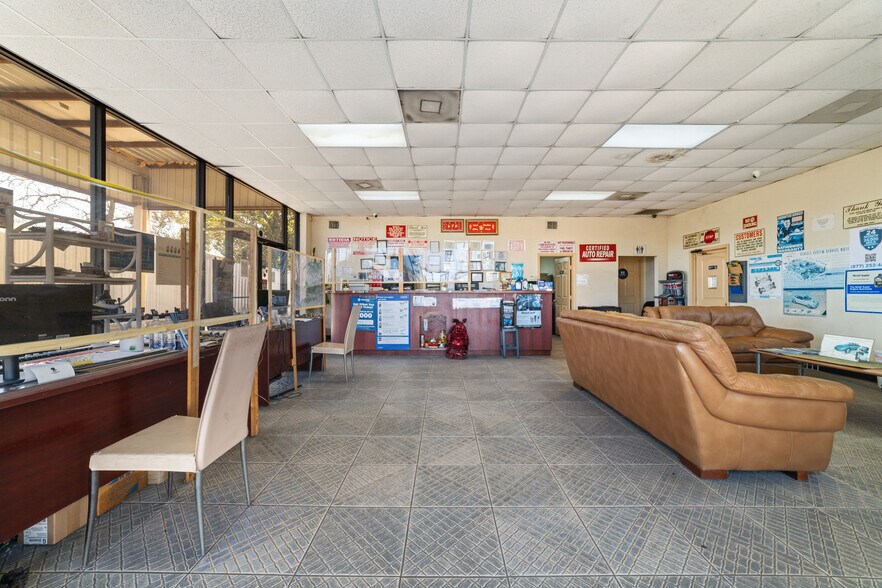 More Photos Of 11239 Veterans Memorial Dr, Houston Auto Repair For Sale